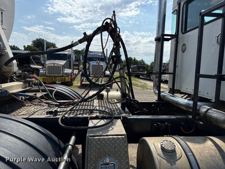 image for item EN0404 2007 Kenworth T800 semi truck