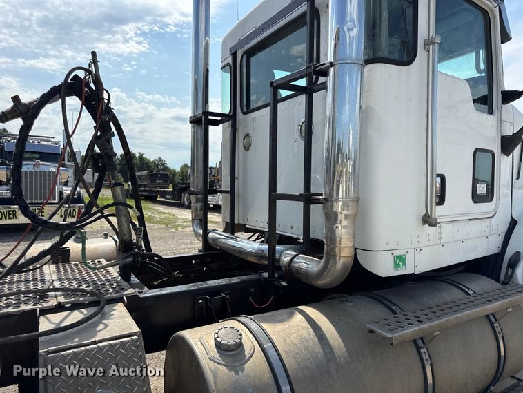 image for item EN0404 2007 Kenworth T800 semi truck