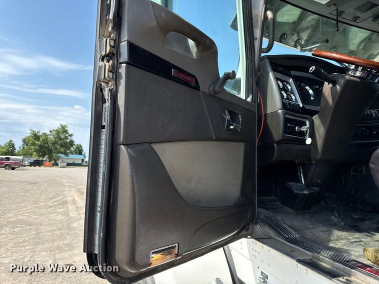 image for item EN0404 2007 Kenworth T800 semi truck
