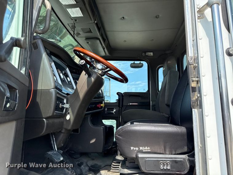 image for item EN0404 2007 Kenworth T800 semi truck