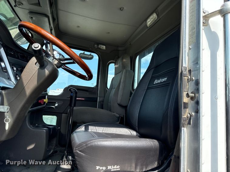 image for item EN0404 2007 Kenworth T800 semi truck