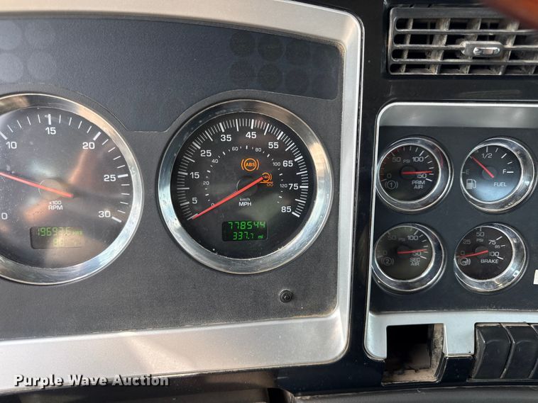 image for item EN0404 2007 Kenworth T800 semi truck