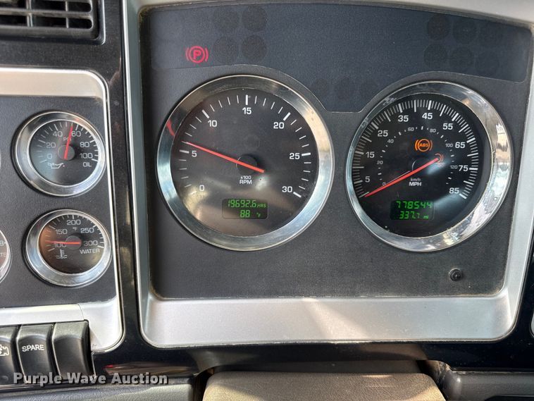 image for item EN0404 2007 Kenworth T800 semi truck