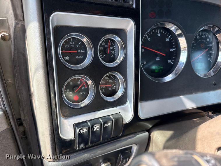 image for item EN0404 2007 Kenworth T800 semi truck