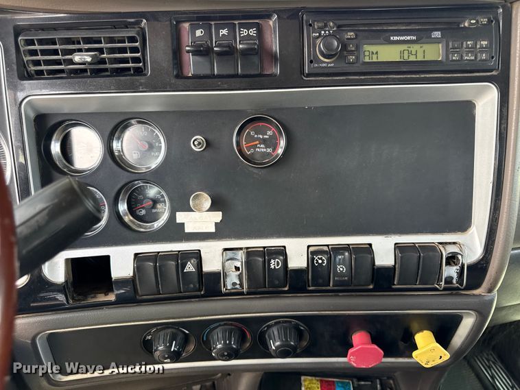 image for item EN0404 2007 Kenworth T800 semi truck
