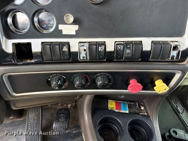 image for item EN0404 2007 Kenworth T800 semi truck