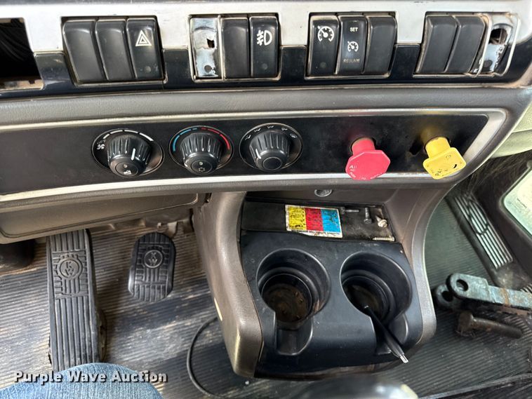 image for item EN0404 2007 Kenworth T800 semi truck
