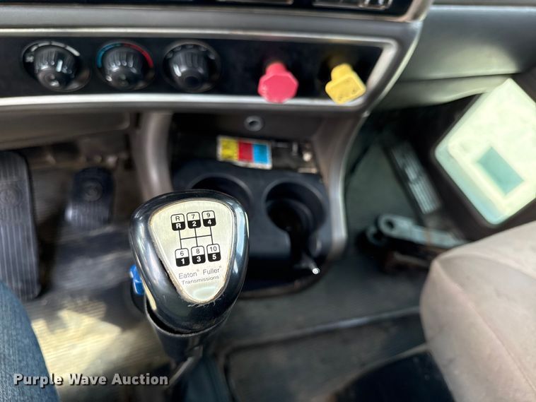 image for item EN0404 2007 Kenworth T800 semi truck