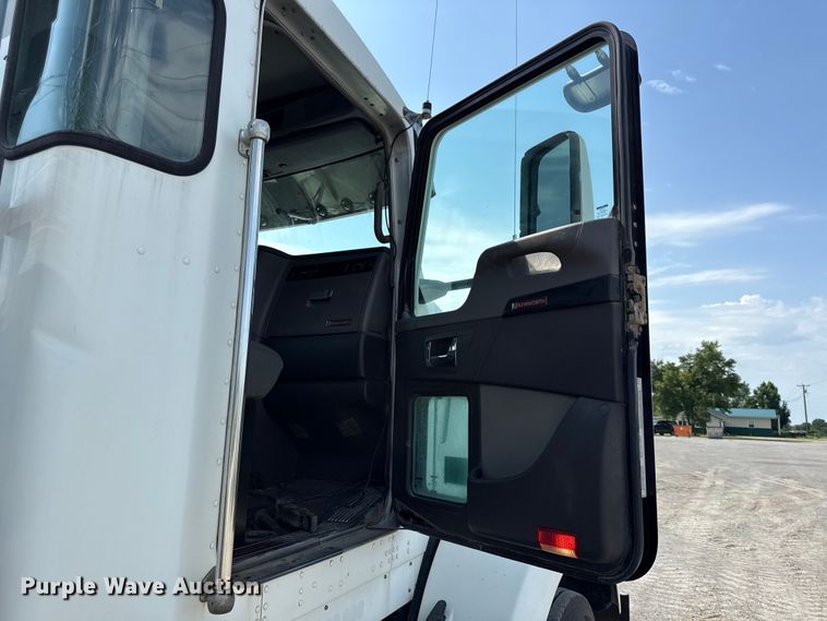 image for item EN0404 2007 Kenworth T800 semi truck