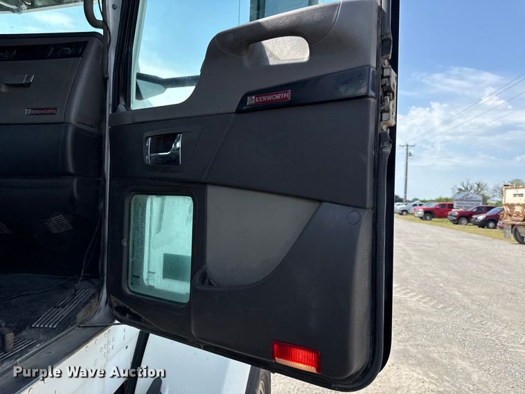 image for item EN0404 2007 Kenworth T800 semi truck