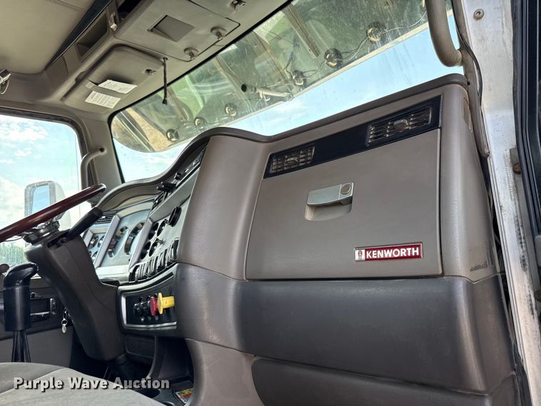 image for item EN0404 2007 Kenworth T800 semi truck