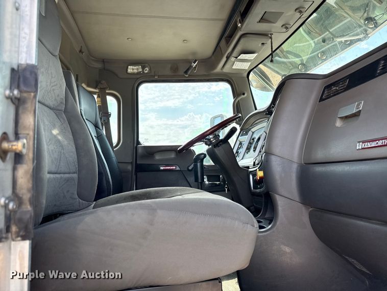 image for item EN0404 2007 Kenworth T800 semi truck