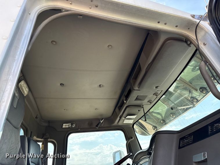 image for item EN0404 2007 Kenworth T800 semi truck