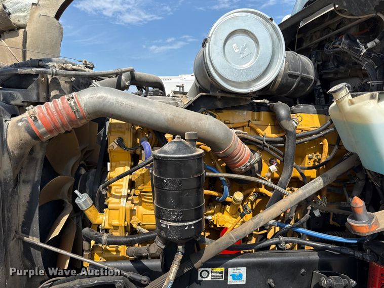 image for item EN0404 2007 Kenworth T800 semi truck