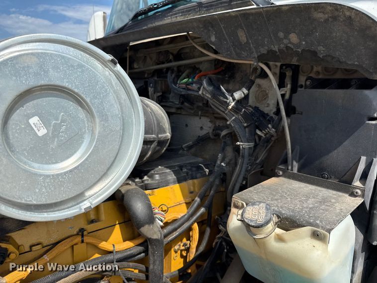 image for item EN0404 2007 Kenworth T800 semi truck
