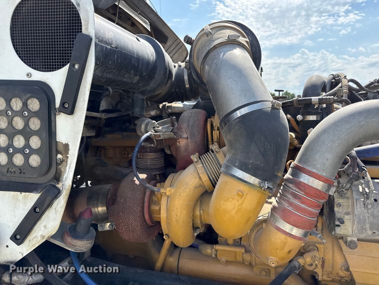 image for item EN0404 2007 Kenworth T800 semi truck