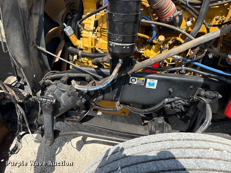 image for item EN0404 2007 Kenworth T800 semi truck