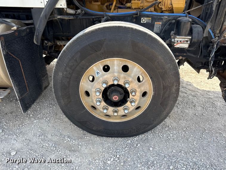 image for item EN0404 2007 Kenworth T800 semi truck