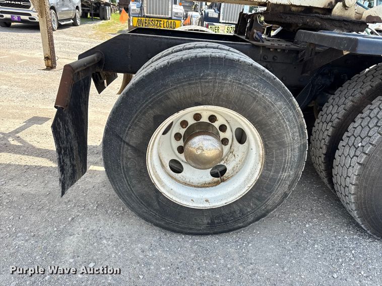 image for item EN0404 2007 Kenworth T800 semi truck