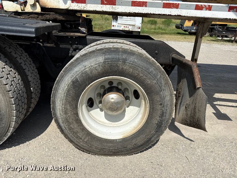 image for item EN0404 2007 Kenworth T800 semi truck