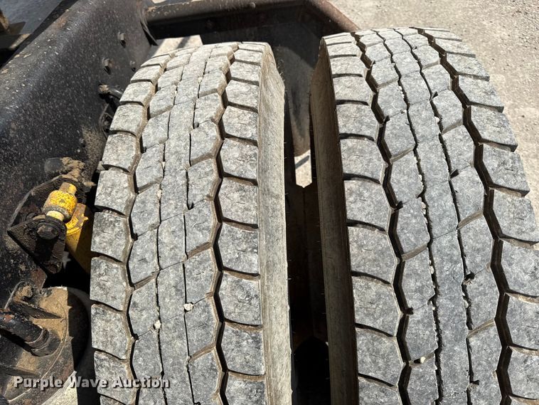image for item EN0404 2007 Kenworth T800 semi truck