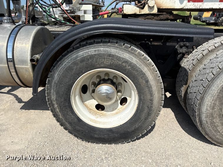 image for item EN0404 2007 Kenworth T800 semi truck