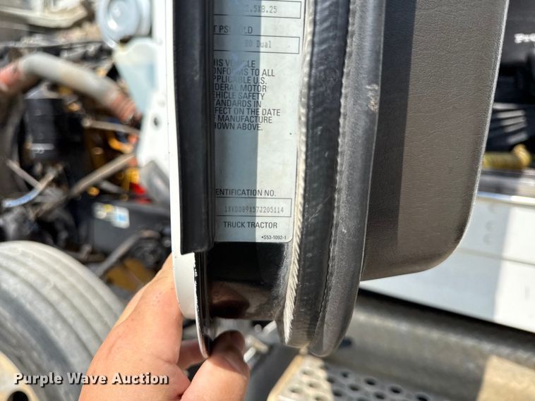 image for item EN0404 2007 Kenworth T800 semi truck