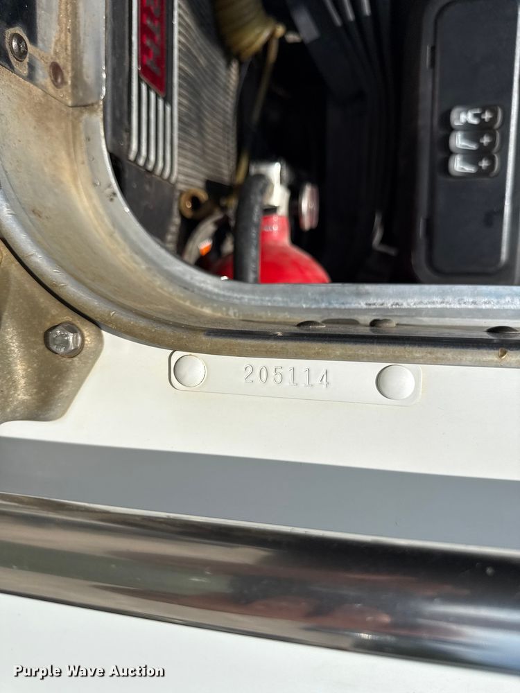 image for item EN0404 2007 Kenworth T800 semi truck