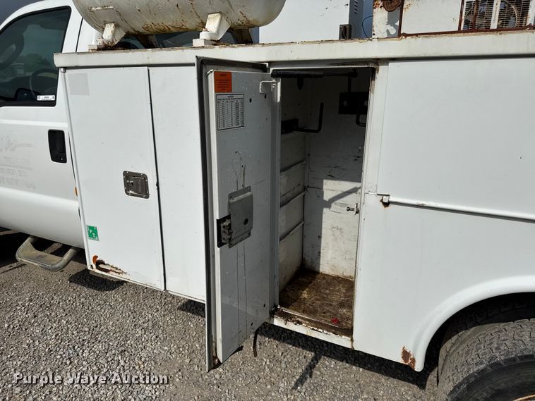 image for item EN0406 2006 Ford F550 utility / service truck
