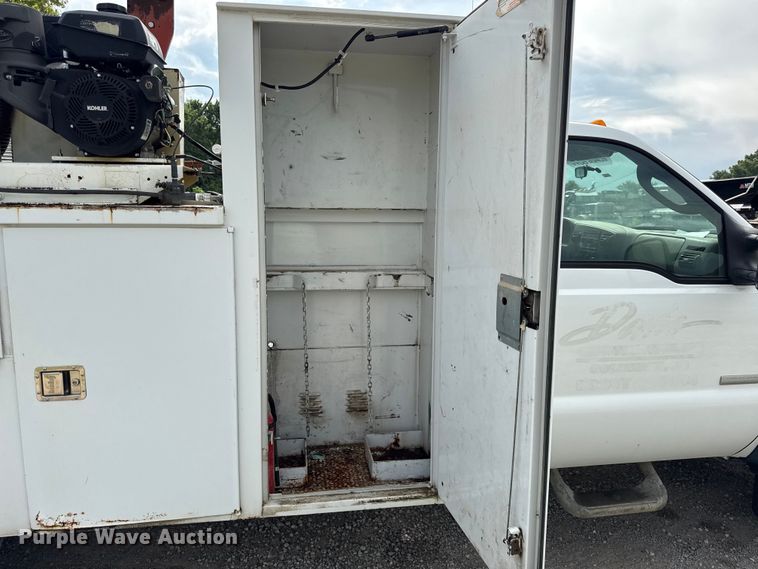 image for item EN0406 2006 Ford F550 utility / service truck