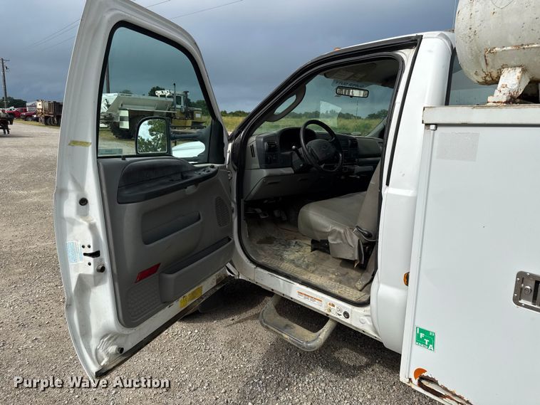 image for item EN0406 2006 Ford F550 utility / service truck