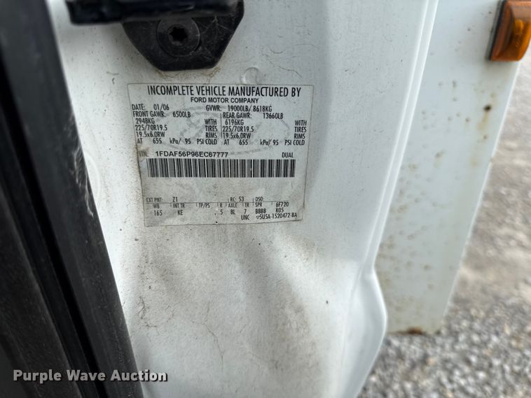 image for item EN0406 2006 Ford F550 utility / service truck