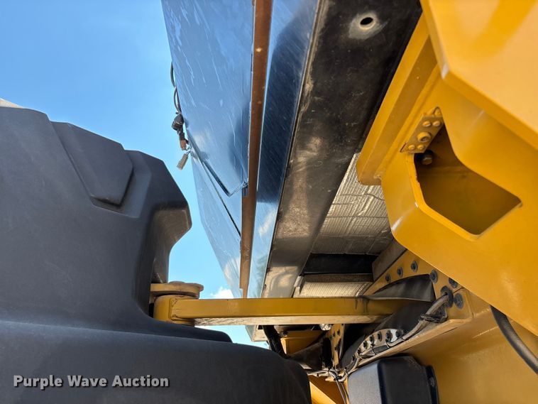 image for item EO4381 2016 Caterpillar CB68B Versa-Vibe double drum vibratory roller