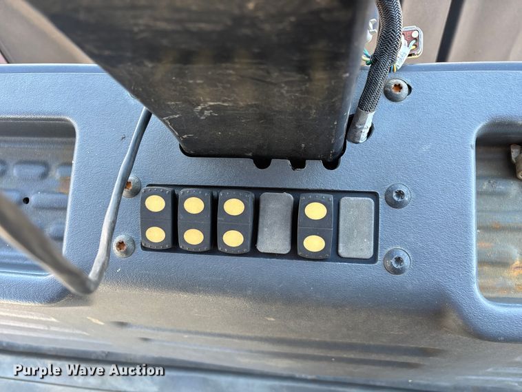 image for item EO4381 2016 Caterpillar CB68B Versa-Vibe double drum vibratory roller