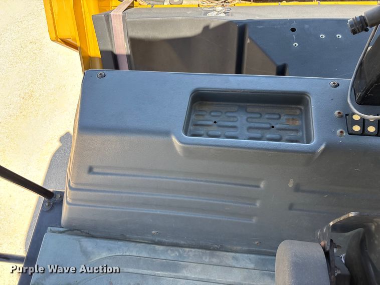 image for item EO4381 2016 Caterpillar CB68B Versa-Vibe double drum vibratory roller