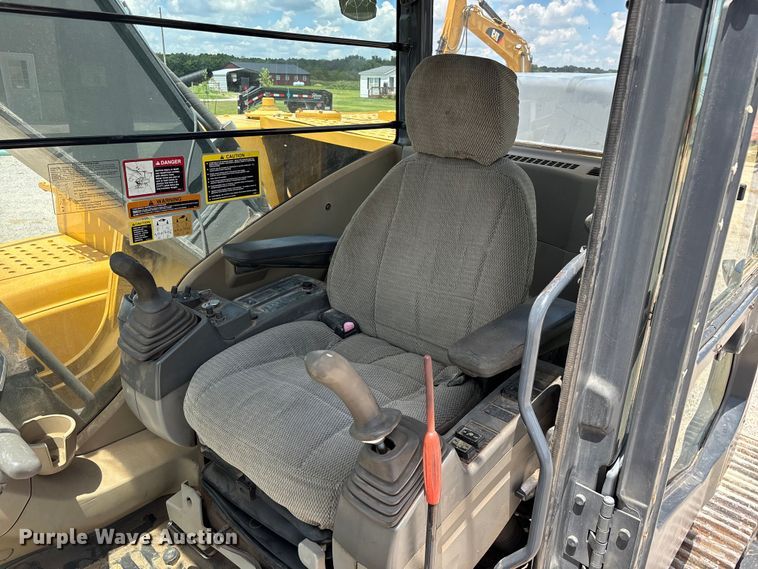 image for item EO4391 2008 John Deere 200D LC excavator