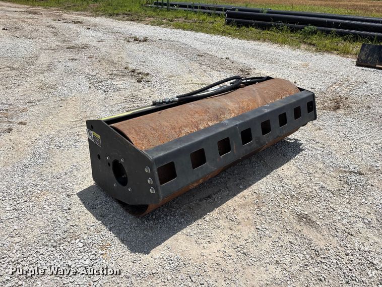 image for item EO4392 Skid steer vibratory roller