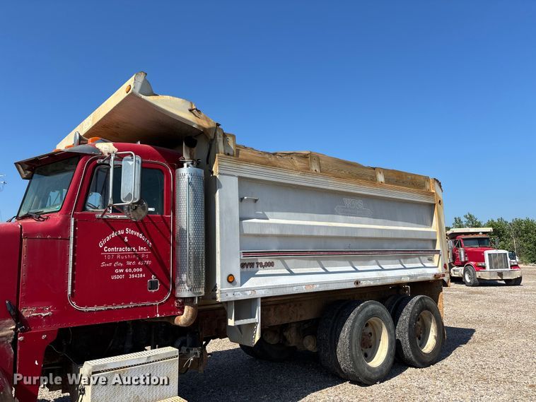 image for item ER3110 2005 Peterbilt 378 dump truck