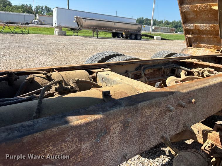 image for item ER3110 2005 Peterbilt 378 dump truck