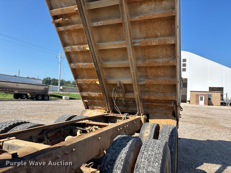 image for item ER3110 2005 Peterbilt 378 dump truck