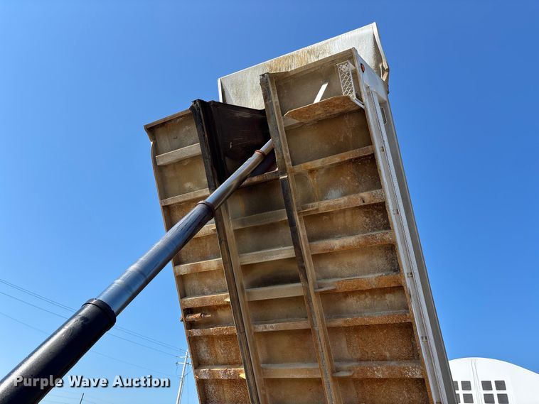 image for item ER3110 2005 Peterbilt 378 dump truck