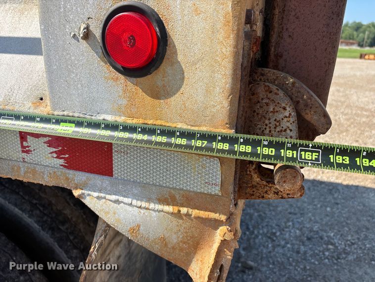 image for item ER3110 2005 Peterbilt 378 dump truck