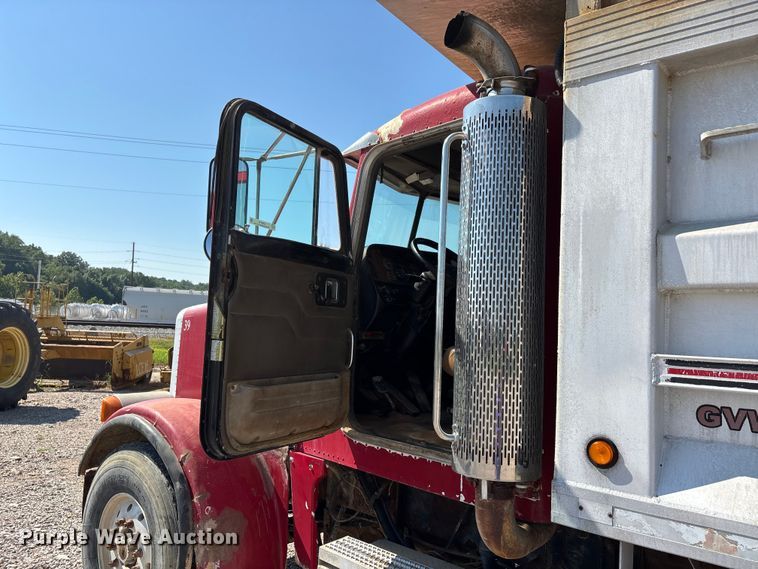 image for item ER3110 2005 Peterbilt 378 dump truck
