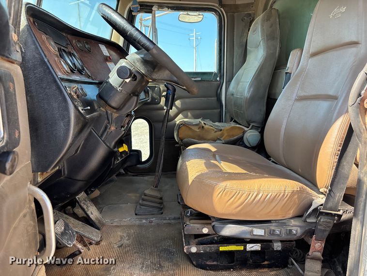 image for item ER3110 2005 Peterbilt 378 dump truck