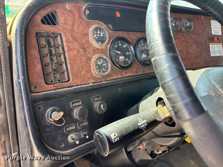 image for item ER3110 2005 Peterbilt 378 dump truck