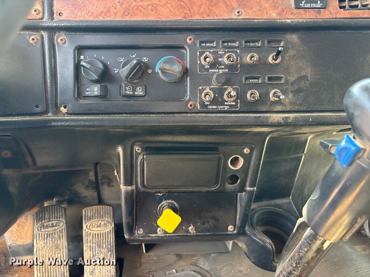 image for item ER3110 2005 Peterbilt 378 dump truck