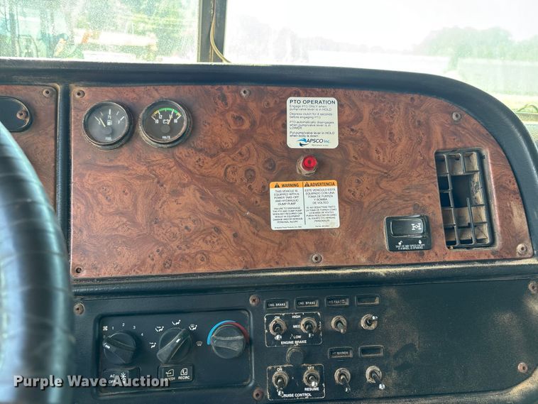 image for item ER3110 2005 Peterbilt 378 dump truck