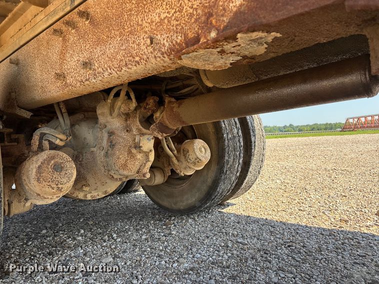 image for item ER3110 2005 Peterbilt 378 dump truck