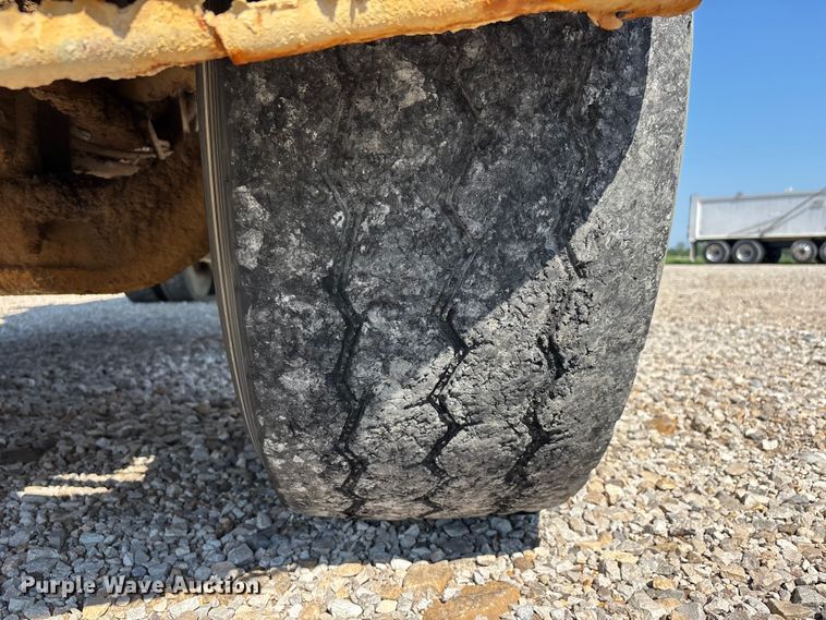image for item ER3110 2005 Peterbilt 378 dump truck