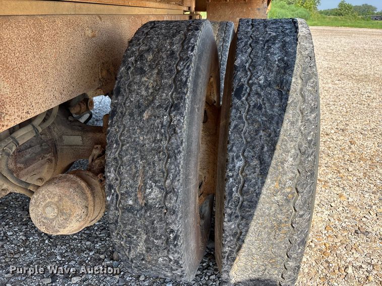 image for item ER3110 2005 Peterbilt 378 dump truck